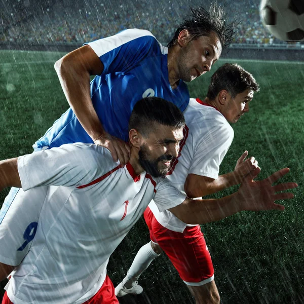 Fotbollsspelare utför en åtgärd-spela på en professionell stadion — Stockfoto