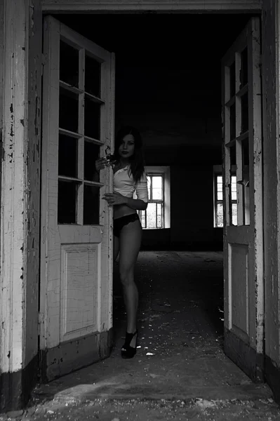 Belle brune sexy en lingerie sur le fond des ruines — Photo