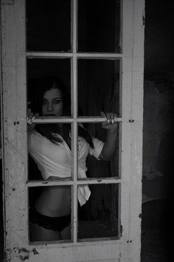güzel seksi esmer kadın iç çamaşırı Harabeleri arka plan üzerinde