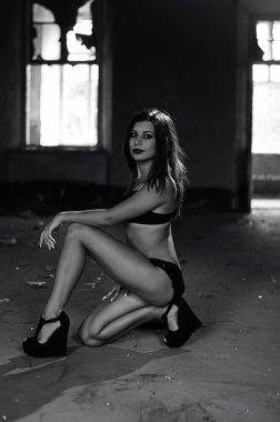 güzel seksi esmer kadın iç çamaşırı Harabeleri arka plan üzerinde