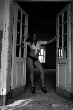 güzel seksi esmer kadın iç çamaşırı Harabeleri arka plan üzerinde