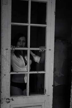 güzel seksi esmer kadın iç çamaşırı Harabeleri arka plan üzerinde