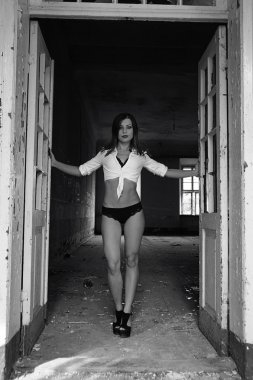 güzel seksi esmer kadın iç çamaşırı Harabeleri arka plan üzerinde