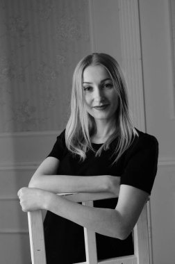 Vogue tarzı fotoğraf şehvetli kadın poz, bak, elbise