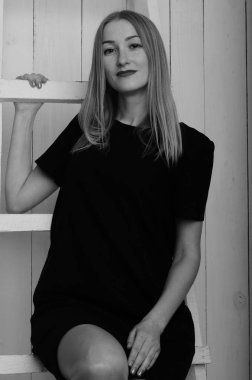 Güzel seksi sarışın stüdyo siyah beyaz