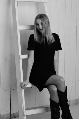 Güzel seksi sarışın stüdyo siyah beyaz