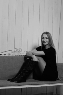 Güzel seksi sarışın stüdyo siyah beyaz