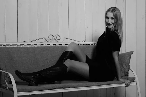Сексуальная блондинка в черно-белом стиле — стоковое фото