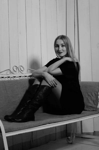 Mooie sexy blonde in studio zwart wit — Stockfoto