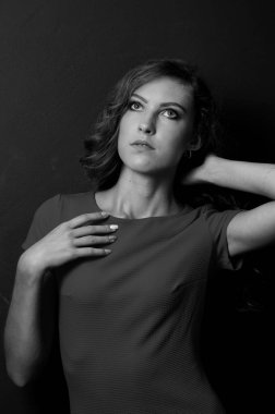 Koyu saçlı ve akşam makyajlı güzel bir kadın. Mücevher ve Güzellik. Moda fotoğrafı. Siyah arka plan, seksi kırmızı elbise