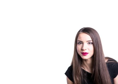 Beyaz arka planda siyah bir elbise genç güzel seksi kız