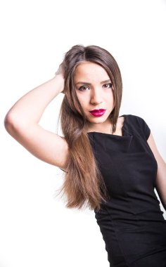 Beyaz arka planda siyah bir elbise genç güzel seksi kız