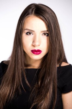 Beyaz arka planda siyah bir elbise genç güzel seksi kız