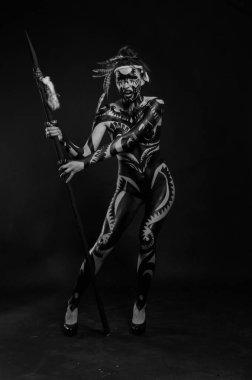 savaşçı kadınlar siyah bir zemin üzerine görüntüdeki siyah boya ile kız boyalı