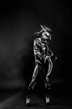 savaşçı kadınlar siyah bir zemin üzerine görüntüdeki siyah boya ile kız boyalı