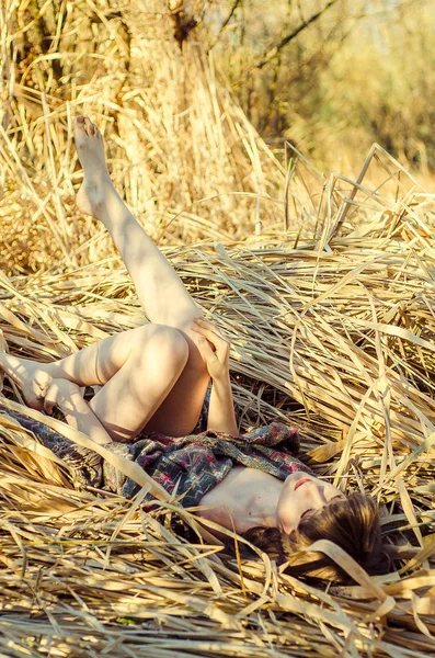 Mooi Meisje Droog Gras — Stockfoto