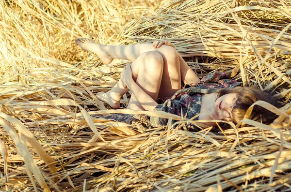 Mooi Meisje Droog Gras — Stockfoto