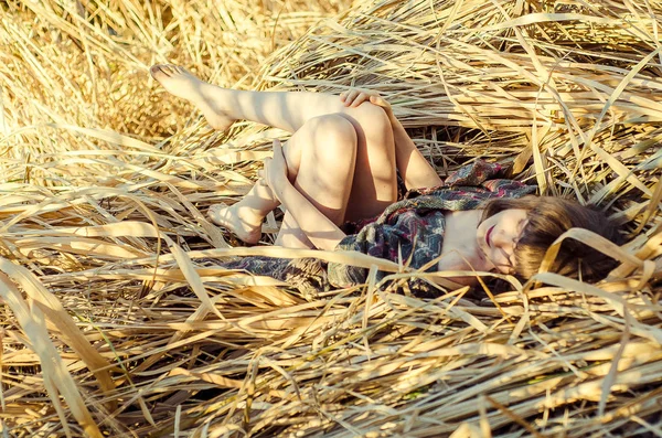 Mooi Meisje Droog Gras — Stockfoto