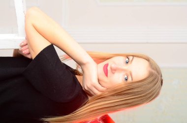 Zarif saç modeli ile güzel şehvetli kadın portresi. Mükemmel makyaj. Sarışın kız. Moda fotoğraf. Takı ve elbise