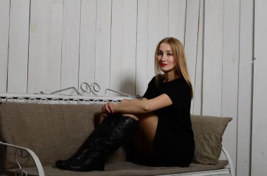 Zarif saç modeli ile güzel şehvetli kadın portresi. Mükemmel makyaj. Sarışın kız. Moda fotoğraf. Takı ve elbise