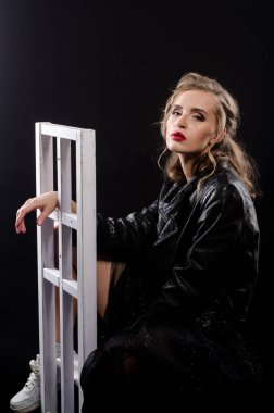 Mükemmel düz saç ve parlak makyaj güzel sarışın kız. Güzellik yüz. Siyah bir zemin üzerine stüdyoda çekilmiş resim.