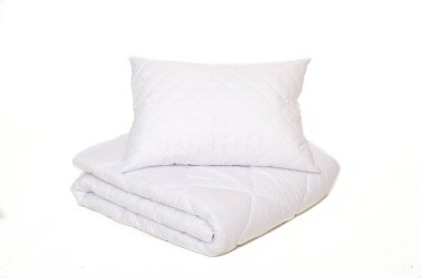 Beyaz izole arka plan üzerinde beyaz nevresim haddelenmiş