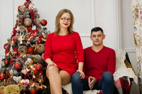 Hombre Sorpresa Mujer Para Navidad —  Fotos de Stock