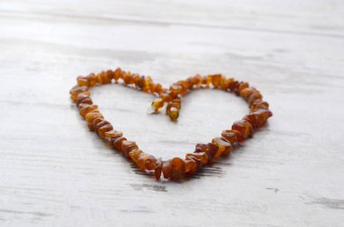Parlak turuncu kehribar kolye ham boncuklar sarı boncuk Amber boncuk kolye string üzerinde bir eski gri ahşap arka plan