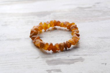 Parlak turuncu kehribar kolye ham boncuklar sarı boncuk Amber boncuk kolye string üzerinde bir eski gri ahşap arka plan