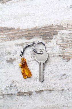 Parlak turuncu kehribar kolye ham boncuklar sarı boncuk Amber boncuk kolye string üzerinde bir eski gri ahşap arka plan