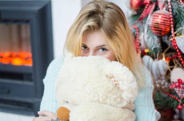 Altın balonlar arasında sarışın genç kadın portresi. Yeni yıl kavramı.