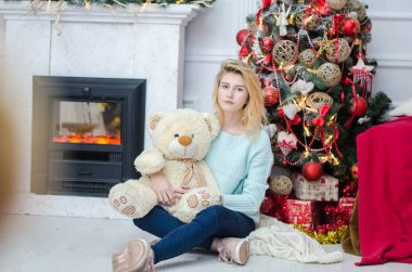 Altın balonlar arasında sarışın genç kadın portresi. Yeni yıl kavramı.