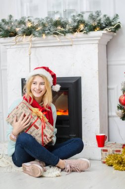 Altın balonlar arasında sarışın genç kadın portresi. Yeni yıl kavramı.