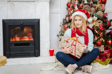 Altın balonlar arasında sarışın genç kadın portresi. Yeni yıl kavramı.