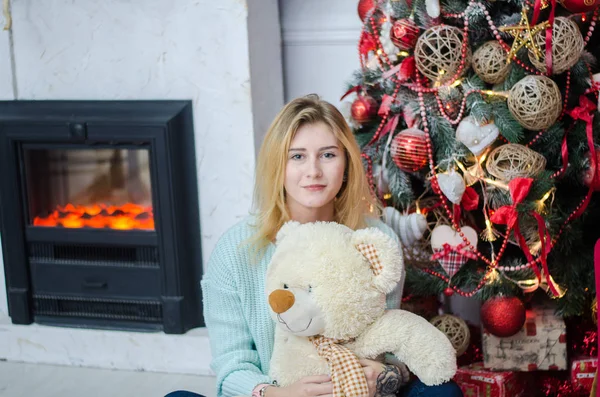 Altın balonlar arasında sarışın genç kadın portresi. Yeni yıl kavramı.