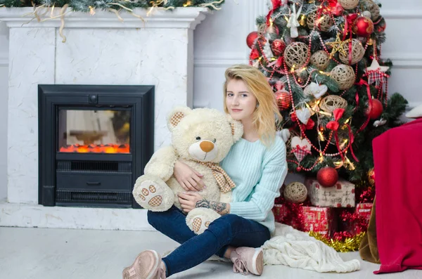 Altın balonlar arasında sarışın genç kadın portresi. Yeni yıl kavramı.