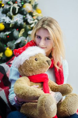 Altın balonlar arasında sarışın genç kadın portresi. Yeni yıl kavramı.