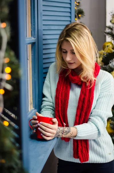 Portrait of blond young woman between golden balloons. New Year concept — Stock Photo, Image