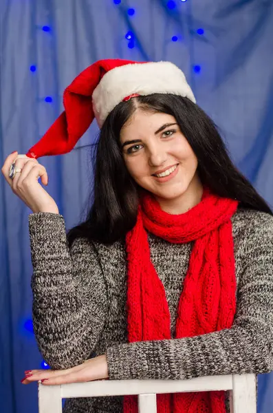 Işık mavi yeni yılın iç ve kar bir hediye kutusu arka planda tutan bir beyaz tül etek lüks kalın sarı saçlı seksi güzel kız.