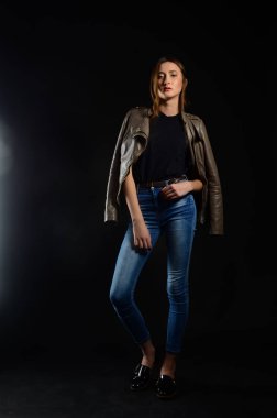 koyu arka plan üzerinde güzellik kadın moda fotoğrafı