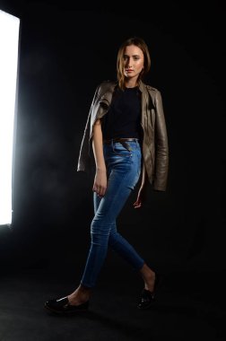 koyu arka plan üzerinde güzellik kadın moda fotoğrafı