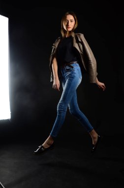 koyu arka plan üzerinde güzellik kadın moda fotoğrafı
