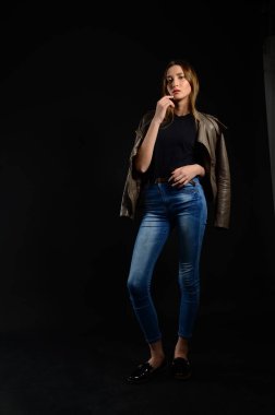 koyu arka plan üzerinde güzellik kadın moda fotoğrafı