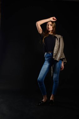 koyu arka plan üzerinde güzellik kadın moda fotoğrafı