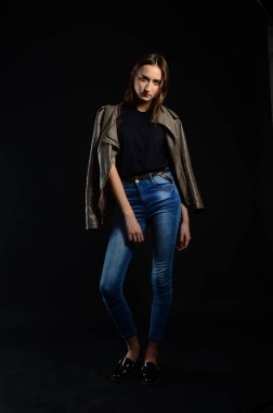 koyu arka plan üzerinde güzellik kadın moda fotoğrafı