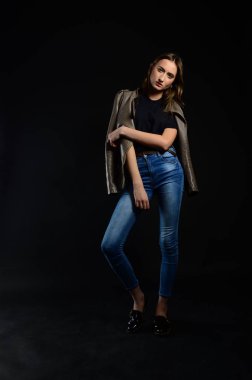 koyu arka plan üzerinde güzellik kadın moda fotoğrafı