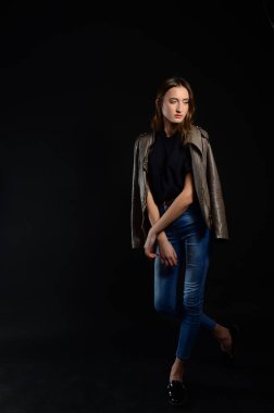 koyu arka plan üzerinde güzellik kadın moda fotoğrafı