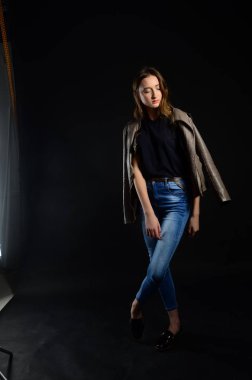 koyu arka plan üzerinde güzellik kadın moda fotoğrafı