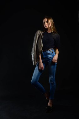 koyu arka plan üzerinde güzellik kadın moda fotoğrafı