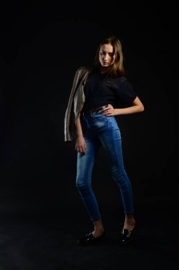koyu arka plan üzerinde güzellik kadın moda fotoğrafı